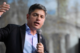Axel Kicillof cruzó nuevamente a Javier Milei: "Está hipotecando al país"