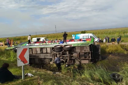 Volcó un micro en la Ruta 2: Hay 2 fallecidas y 44 heridos