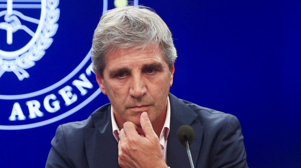 Luis Caputo anunció una baja a las retenciones a los granos y subproductos