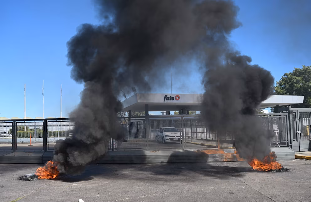 La protesta en la puerta de fábrica de neumáticos Fate por el despido de 920 trabajadores