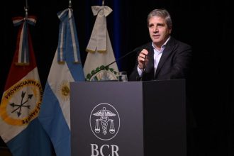 Luis Caputo: "Aquellos que piden devaluar les daría una patada en el culo"