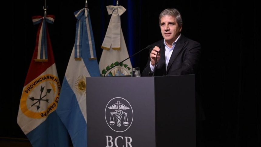 Luis Caputo: "Aquellos que piden devaluar les daría una patada en el culo"