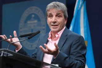 Luis Caputo minimizó la toma de créditos millonarios de funcionarios libertarios en el Banco Nación: "Acá no hay nada ilegal ni inmoral"