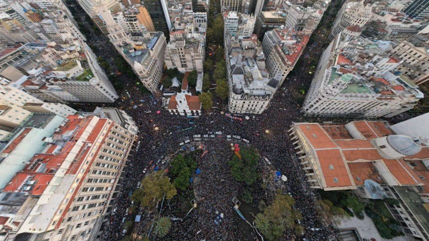 Se realizó la cuarta marcha universitaria en Plaza de Mayo y fue multitudinaria: Le exigen al Gobierno de Javier Milei que cumpla con la Ley de Financiamiento Universitario