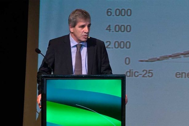 Luis Caputo: "Podrá venir un shock externo, el petróleo se puede ir a 500 dólares, una invasión extraterrestre, pero Axel Kicillof nunca va a ser Presidente"