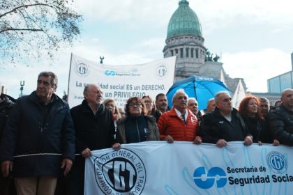 La CGT comenzó con su método de protesta "a la francesa" marchando al Congreso y ¿Se avecina un nuevo paro general?
