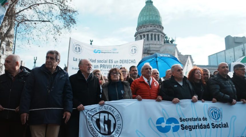 La CGT comenzó con su método de protesta "a la francesa" marchando al Congreso y ¿Se avecina un nuevo paro general?