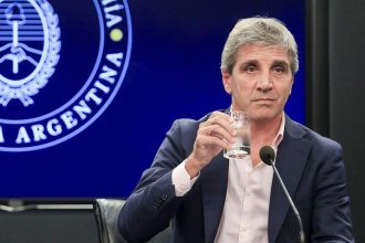 Luis Caputo defendió su programa económico y apuntó contra los "tarados que hablan de la industria": "Se pagaba todo 10 veces más caro"
