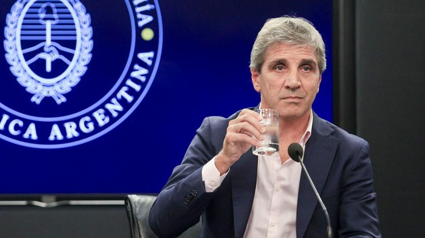 Luis Caputo defendió su programa económico y apuntó contra los "tarados que hablan de la industria": "Se pagaba todo 10 veces más caro"