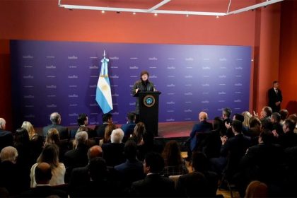 Javier Milei reunió a sus Diputados y Senadores y dijo que "este es el camino correcto"